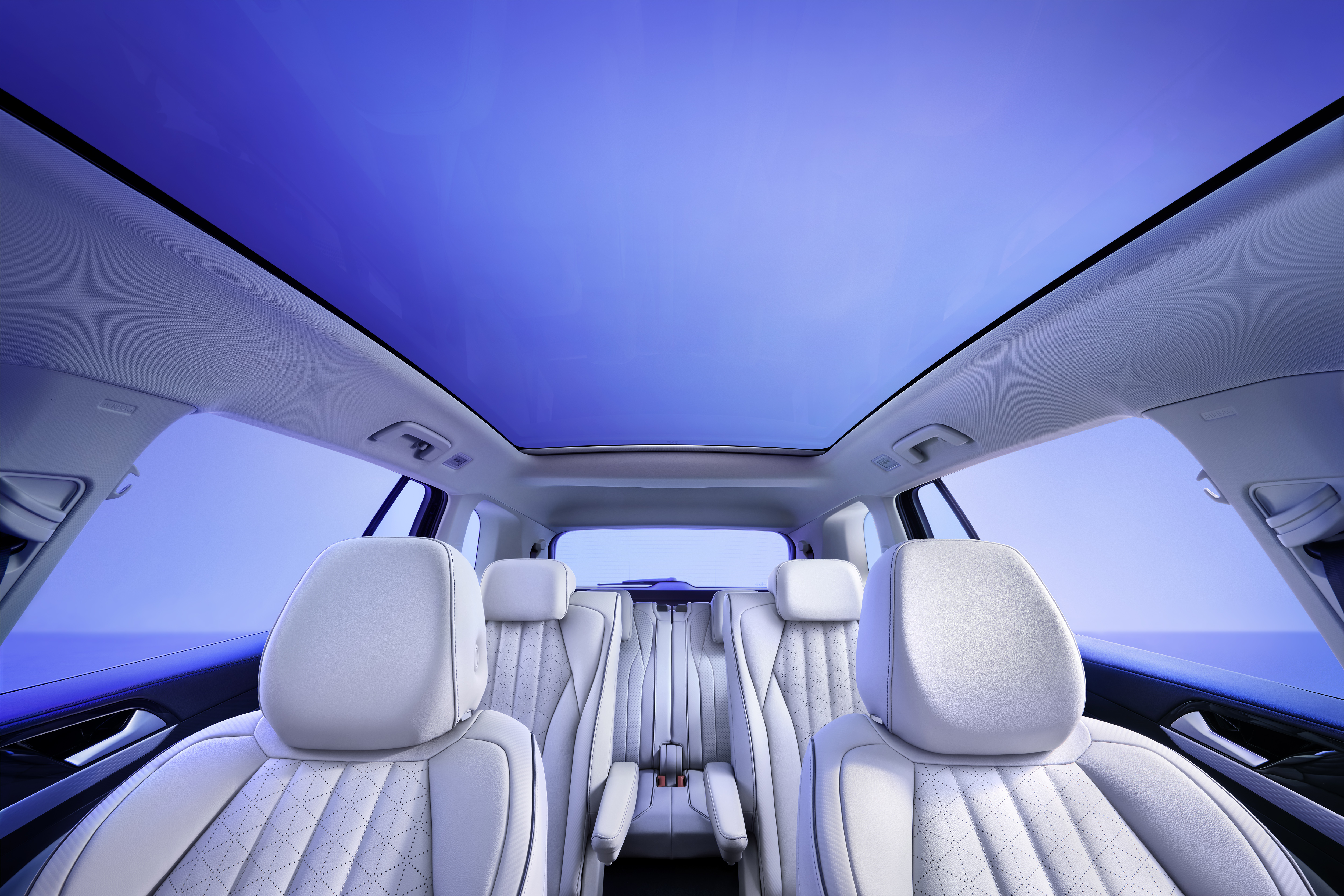 6 x的全视野景观天幕和可开启全景天窗在视觉上提供了通透的景观空间.